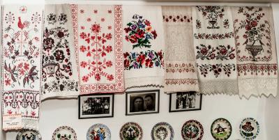 Рушники, фотографии и расписная посуда в этногалерее "Наследие"